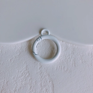 Detailopname van een witte metalen veerring voor DIY-sleutelhangers en accessoires