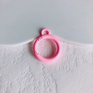 Detailopname van een matroze ronde veerring voor doe-het-zelf sleutelhangeraccessoires