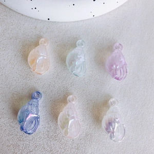 Detailansicht bunter, lichtdurchlässiger Muschel-Anhänger für DIY-Schmucksets