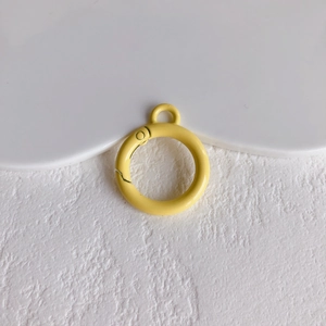 Detailopname van een gele ronde metalen veerhaak voor DIY sieraden en sleutelhangers