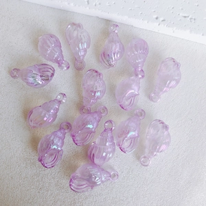 Makroaufnahme von lila Muschel-Anhängern aus Acryl für DIY Schmuckzubehör und Basteln