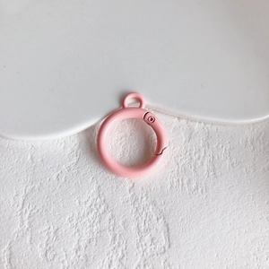 Macro-opname van een roze metalen veerring voor DIY-sleutelhangers en accessoires