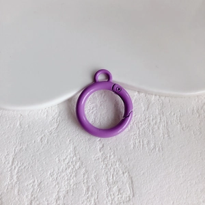 Detailopname van paarse matte metalen veerring voor DIY-sleutelhangers en tassen