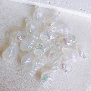 Makroansicht schillernder, durchscheinender Muschel-Anhänger aus Acryl für DIY-Schmuck
