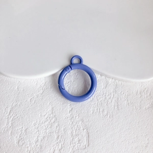 Detailopname van een periwinkle blauwe matte metalen veerring voor DIY-sleutelhangers