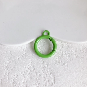 Detail van limoengroene metalen veerring met gladde lakafwerking voor DIY-handwerkaccessoires