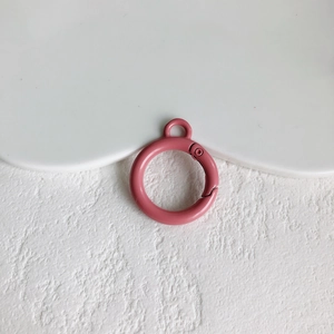Macro-opname van een roze ronde veerringsluiting van metaallegering voor DIY-sleutelhangers