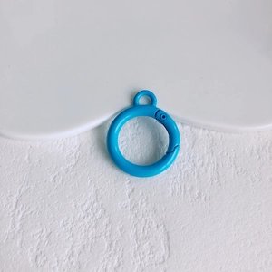Detailopname van felblauwe metalen veerring met matte afwerking voor doe-het-zelf