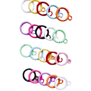 Gekleurde metalen veerringen voor DIY-sleutelhangers en tassen in diverse kleuren