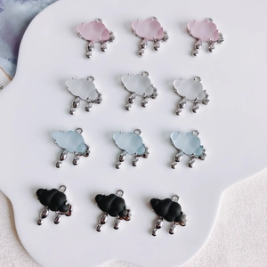 Ciondoli a nuvola DIY in rosa, bianco, blu e nero per collane e portachiavi