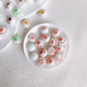 Vista macro di perline in ceramica a zampa di gatto macaron per creazioni di gioielli