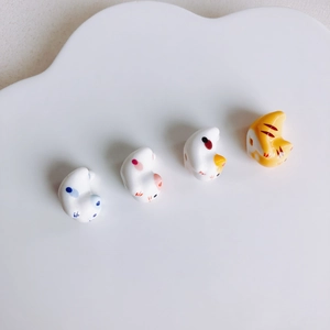 Set di quattro graziose perle a forma di gatto in ceramica smaltata per gioielli fai-da-te