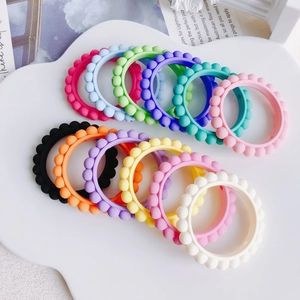 Anelli colorati in acrilico e anelli in silicone testurizzato in 12 colori vivaci