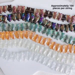 Dettaglio di 100 perline a forma di pesce in vetro cristallo con effetto aurora per DIY