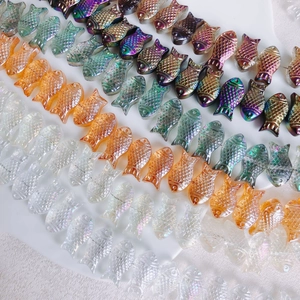 Perline di pesce in vetro iridescente con texture a squame per gioielli fai-da-te