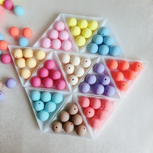 Vue macro de perles rondes aux couleurs macaron avec texture mate pour bijoux DIY