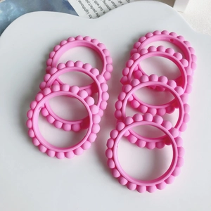 Dettaglio degli anelli in acrilico rosa con finitura opaca per creazione gioielli fai-da-te
