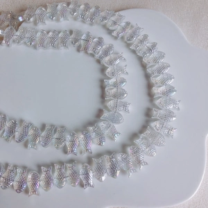 Macro di perline a pesce in vetro cangiante con scaglie per creazione di gioielli fai da te
