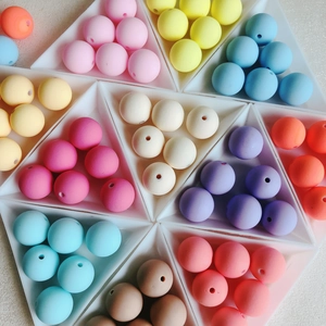 Perles en caoutchouc macaron colorées en plateaux pour création de bijoux DIY