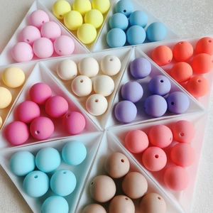 Détail macro de perles mates couleur macaron avec trous centraux pour bijoux DIY