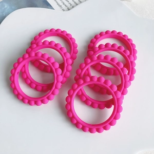 Anelli in acrilico rosa con superficie testurizzata per gioielli fai da te e accessori