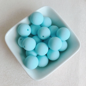 Perles gommées bleu ciel au fini mat dans un bol blanc pour la création de bijoux DIY