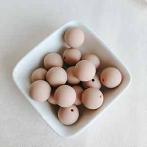 Gros plan de perles mates rose macaron pour la création de bijoux DIY et chaînes de téléphone