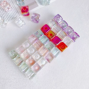 Detailansicht der 12mm bunten Aurora-Acryl-Würfelperlen für DIY-Schmuckherstellung