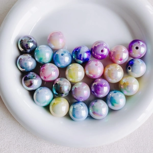Macro-detail van 16mm iriserende acrylkralen met marmertextuur voor DIY sieraden maken