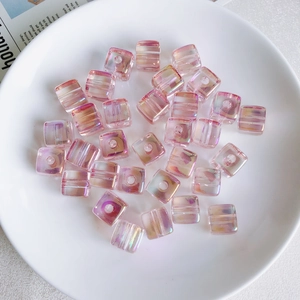Makroaufnahme von 12mm rosa Acryl-Zuckerwürfelperlen mit schillerndem Effekt für DIY