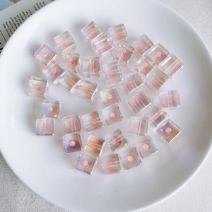 Detailaufnahme von 12mm schillernden Acryl-Würfelperlen für DIY-Handykettenschmuck