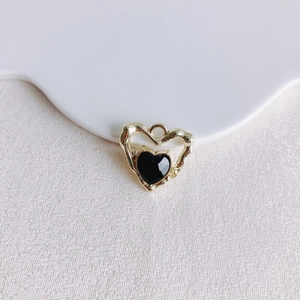 Vue détaillée du pendentif cœur en alliage doré avec pierre précieuse noire pour bijoux DIY