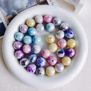 Detailopname van 16mm gekleurde acryl kralen met marmeren textuur voor DIY-sieraden
