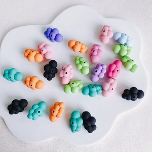 Dettaglio di perline colorate a forma di nuvola 3D in acrilico per gioielli fai-da-te