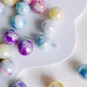 Macro detail van 16mm iriserende acryl kralen met regenboog verloop voor DIY knutselwerkjes