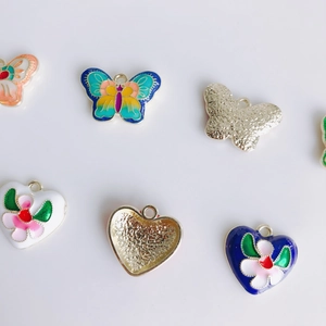 Breloques colorées en alliage émaillé papillon et cœur pour accessoires de bijoux DIY