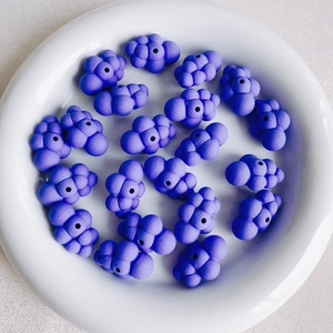 Dettaglio macro di perline a nuvola in acrilico viola opaco per gioielli fai-da-te