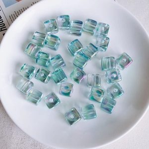 Makro-Detail von 12mm Aurora-Acrylwürfelperlen mit Mittelloch für DIY-Handyketten
