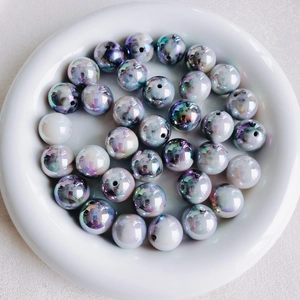 Detailweergave van 16 mm iriserende wolk-acryl kralen in keramische kom voor DIY-projecten