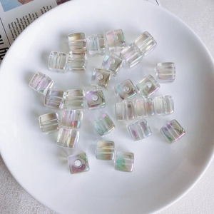 Nahaufnahme von 12mm Aurora Acrylperlen für DIY-Handwerk auf einem weißen Teller
