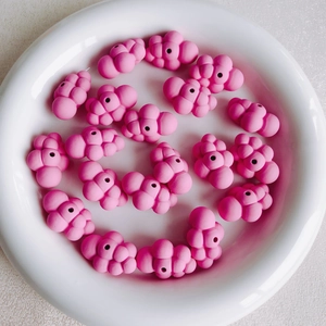 Dettaglio di perline in acrilico rosa opaco a forma di nuvola per gioielli fai-da-te