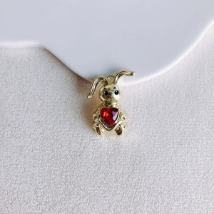Goldener Hasenanhänger mit rotem Herzstein für DIY Schmuckhalsketten und Zubehör