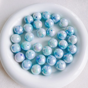 Macro-opname van 16mm lichtblauwe iriserende acrylkralen voor DIY-sieraden en ambachten