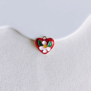 Vue macro détaillée du pendentif en émail en forme de cœur avec motif floral et anneau doré