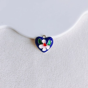 Détail du pendentif en émail bleu en forme de cœur avec motif floral pour bijoux DIY