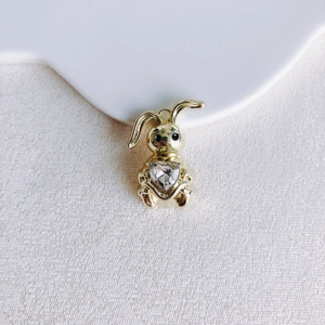 Detail eines Kaninchen-Anhängers aus Legierung mit Herzstein und Gold-Finish