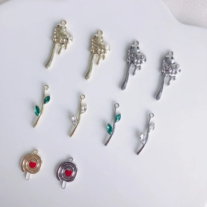 Assortimento di ciondoli a cuore, lecca-lecca e rami in oro e argento per gioielli DIY