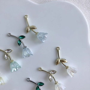 Eleganti orecchini di perle mughetto in vari colori pastello cangianti e metallo