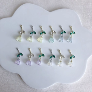 Dettaglio di ciondoli a tulipano in resina con petali opachi e zirconi brillanti
