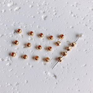 Dettaglio di perline distanziatrici lisce e testurizzate in oro 14K per gioielli DIY